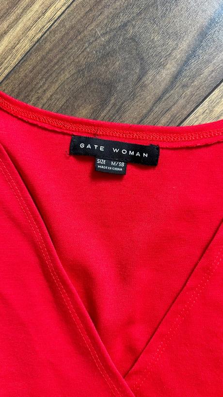 Červene saty, gate,m