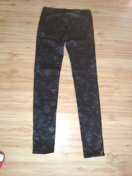 Nohavice s kvetmi, 34