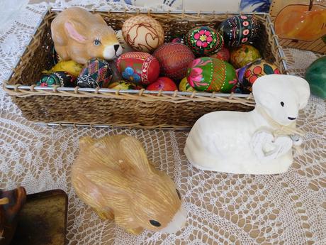 Veľkonočné kraslice drevené a iné, keramický zajko, 