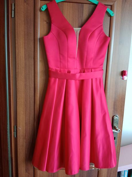 Červené spoločenské šaty, 40