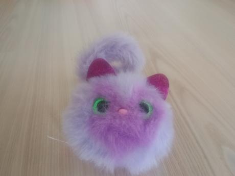 Macka na baterky mnauci a svietia jej oci, 