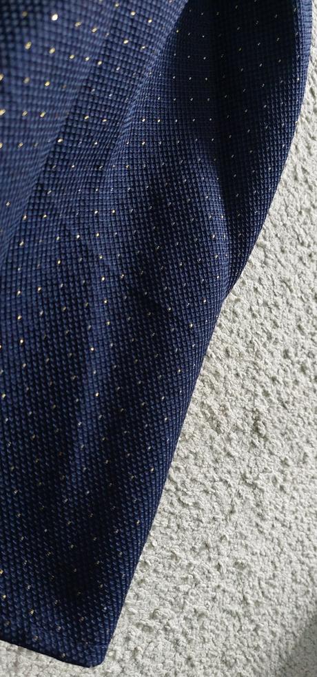 Slávnostné šaty so zlatými bodkami, 110