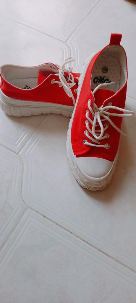 Červené tenisky, 38