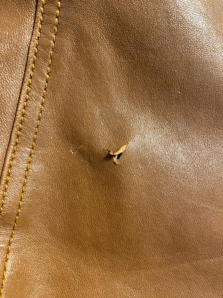 Ako opraviť dierku na koženej bunde?