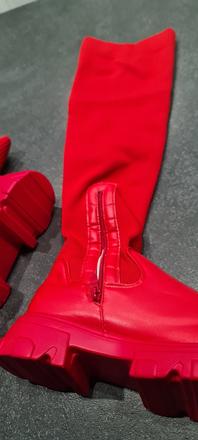 Červené čižmy, 40