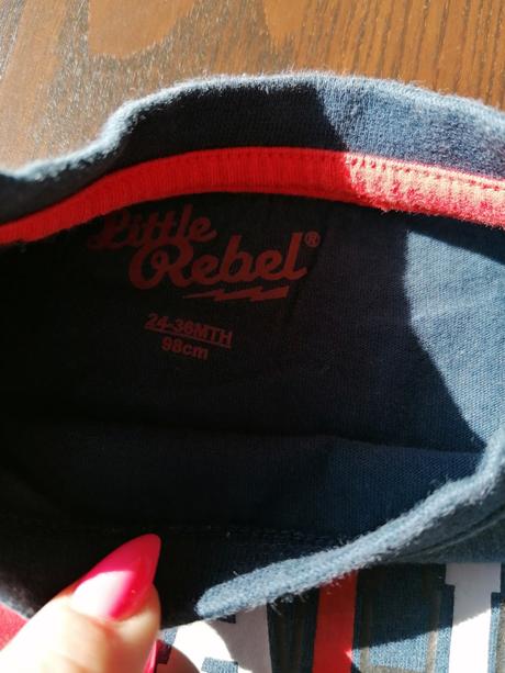 Červeno-modré tričká, piazza italia,98