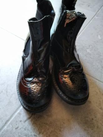 Lakované čižmy, 34