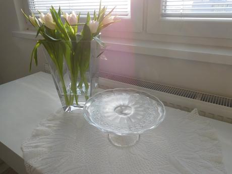 Podnos tortový livované sklo na nožičke,, 