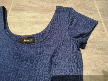 Modré šaty s plastickým vzorom reserved vm, reserved,m