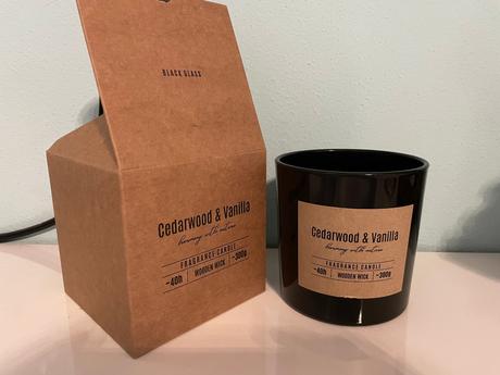 Vonná sviečka v skle s dreveným knôtom,