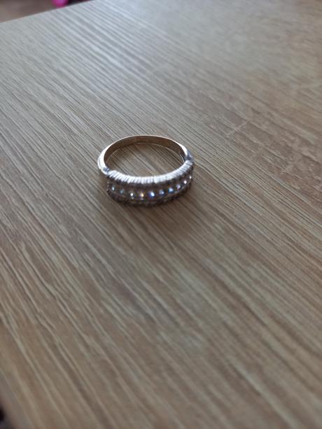 Strieborný prsteň s kamienkami, 