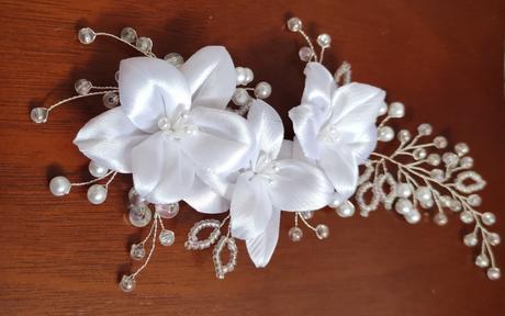 Saténové ľalie na korálkovej vetvičke, 