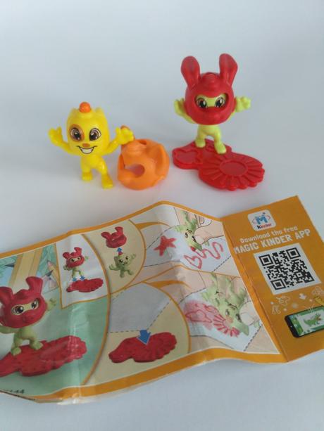 Mix vecí z kinder vajec štetce, ceruzky, gumy,