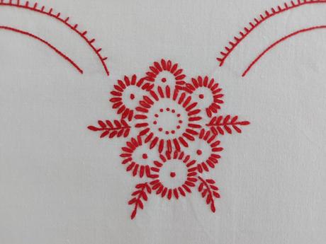 Vyšívaný obrus na bielom plátne, 