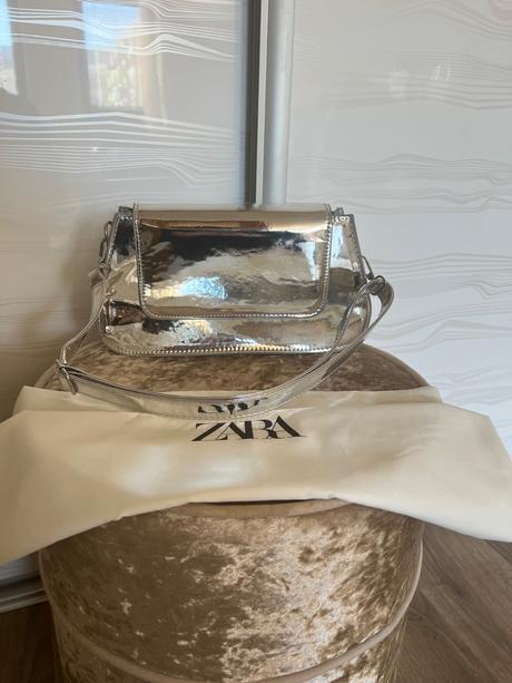 Strieborná zrkadlova kabelka, 