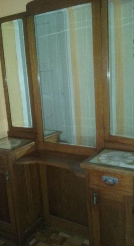 Starožitný toaletný stolík so zrkadlom,