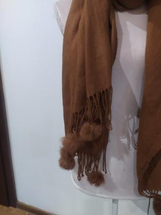 Šál s kozusinovymi brmbolcami, 