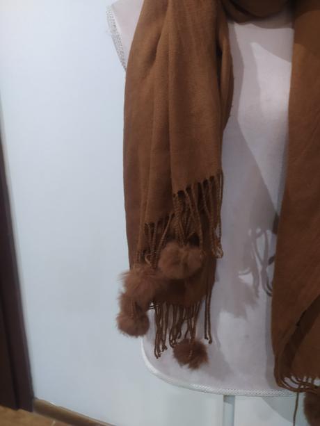 Šál s kozusinovymi brmbolcami, 