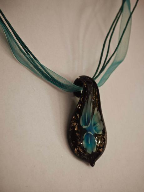 Náhrdelník s originálnym umeleckým príveskom,