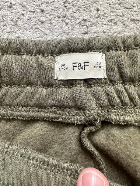 Nove teplaky, tesco,140