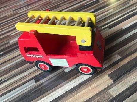Drevené hasičské auto., 