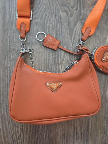 Kabelka nenosena aj crossbody aj do ruky,