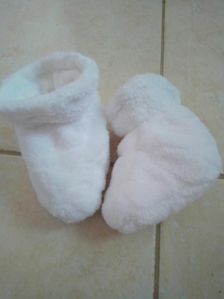 Biele teplé capacky 10 cm, 18