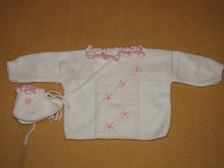 Bielo ružový svetrík s capačkami, 62