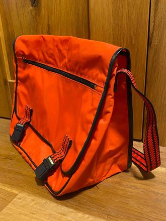 Červená taška cez plece,