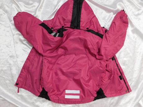 Kvalitna zimna bunda s odonimatelnou kapucnou, 122