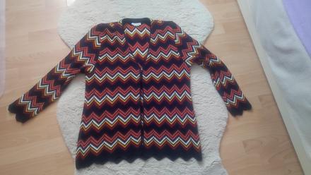 Dámsky vzorovany svetrík na 1 gombík, l