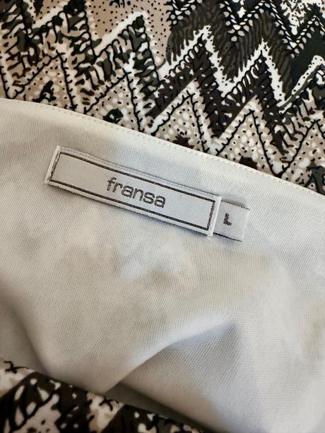 Elegantné šaty fransa s drapovaným výstrihom, l