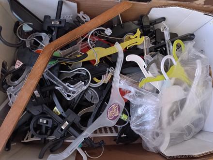 Vešiaky do skrine detské darujem,