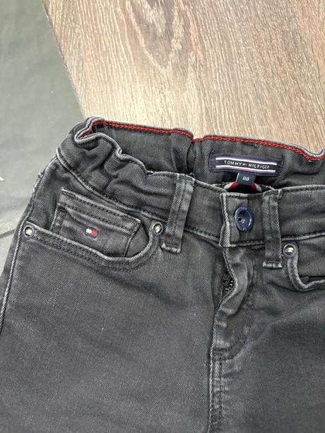 Tommy hilfiger cierne vysuchane rifle č.110, tommy hilfiger,110