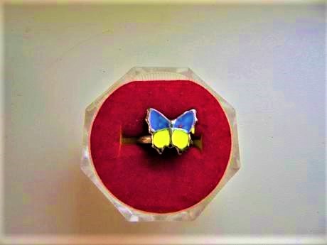 Dievčenský prsteň motýľ,