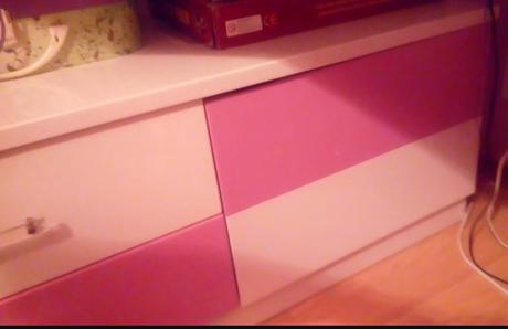 Ružová zasúvacia skriňa, 