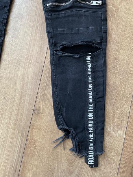 Čierne rifle s nápismi, zara,32