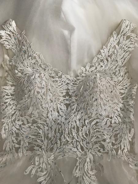 Vyčistenie svadobných šiat s kamienkami: Rady a skúsenosti