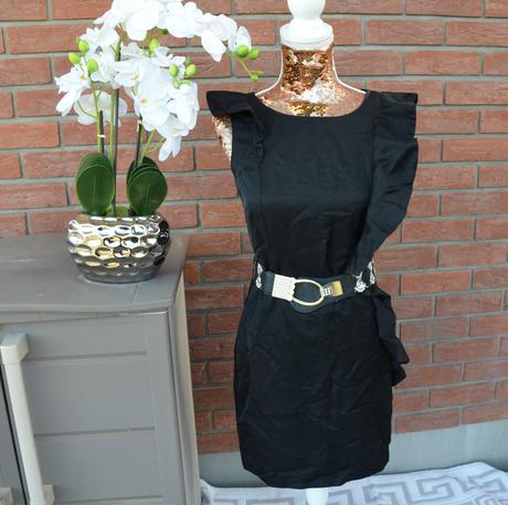 Čierne puzdrové šaty oasis s volánom-s, s