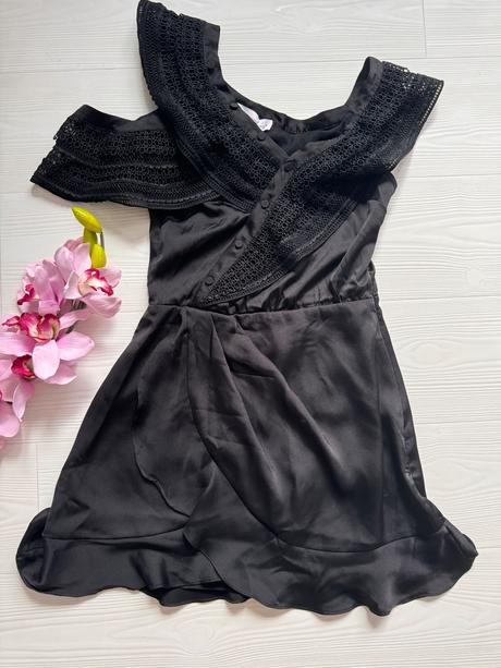 Čierne šaty s krajkou, s