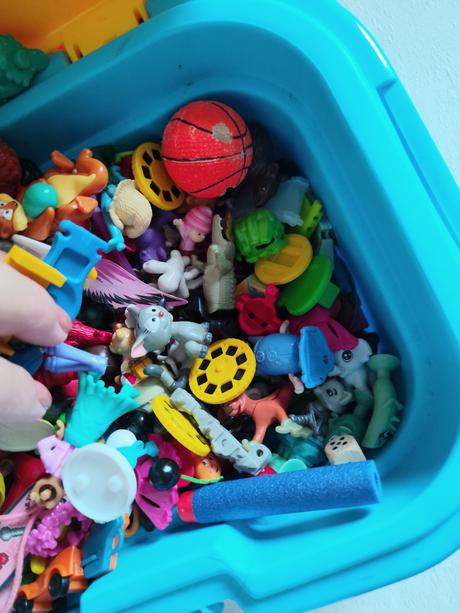 Krabica hračiek z kinder vajíčok, 