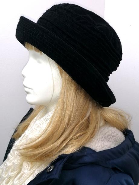 Zamatový klobúčik pre dámu i slečnu, s