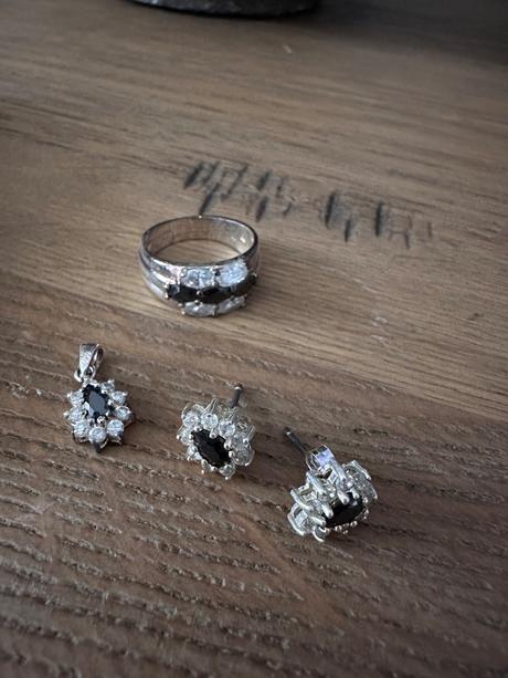 Krasny strieborny set c ciernymi a bielymi kristal, 