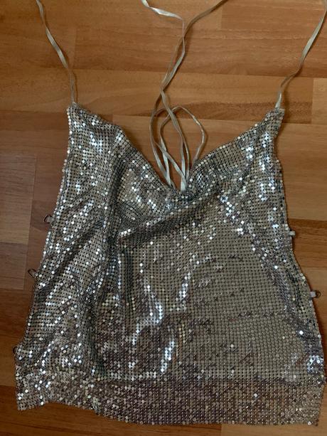 Extravagantným top z kovových plieškov, s