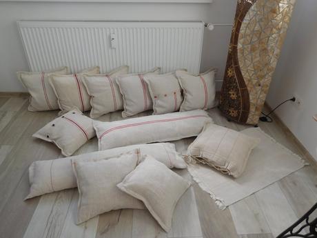 Vankúše menšie , vačšie, podlhovasté,, 