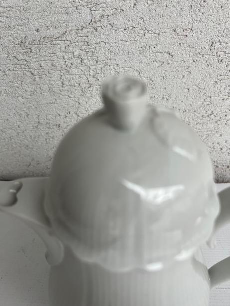 Elegantny cajnik s ruzou ruze ruza biely znaceny, 