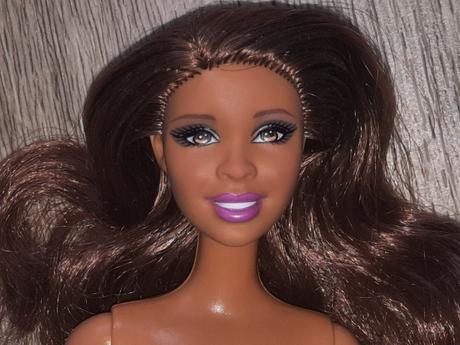 Barbie usmiata černoška,