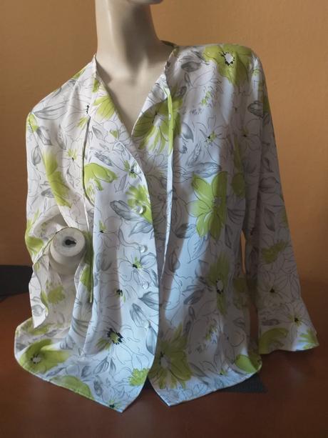 Blúzka, 3/4 nohavice, náhrdelník, 42