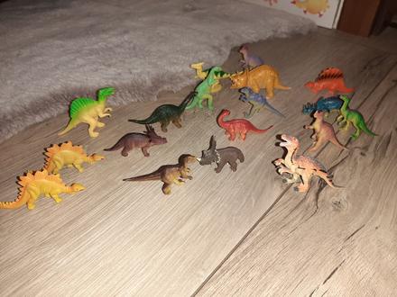 18 kusov mini dinosaurov,