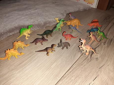 18 kusov mini dinosaurov,